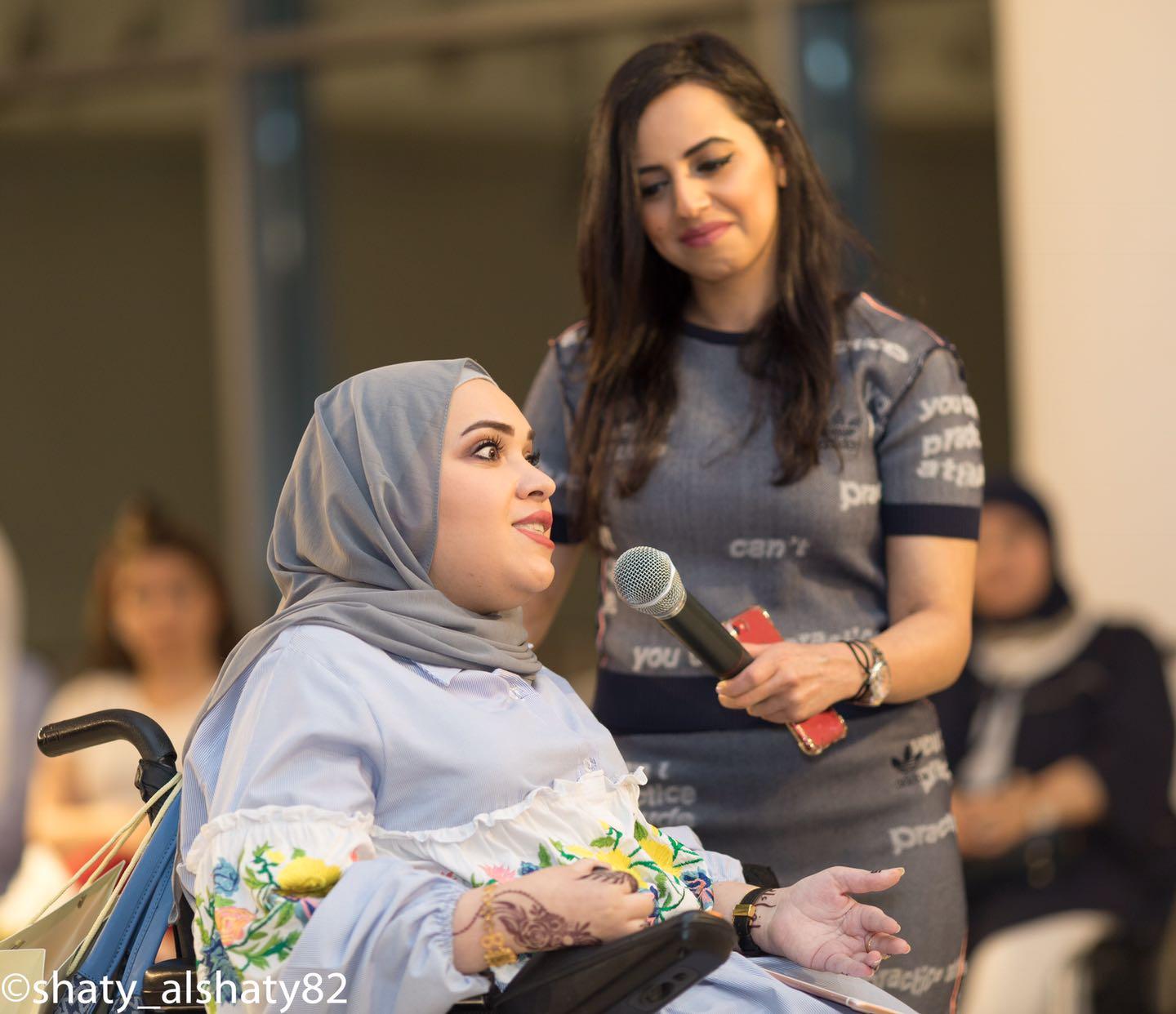 أعضاء نادي TGI يتشاركون لحظة جماعية ضمن نشاط دامج.