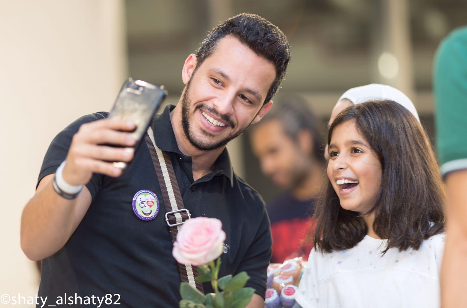 أعضاء يتعاونون عن قرب خلال جلسة في نادي TGI.