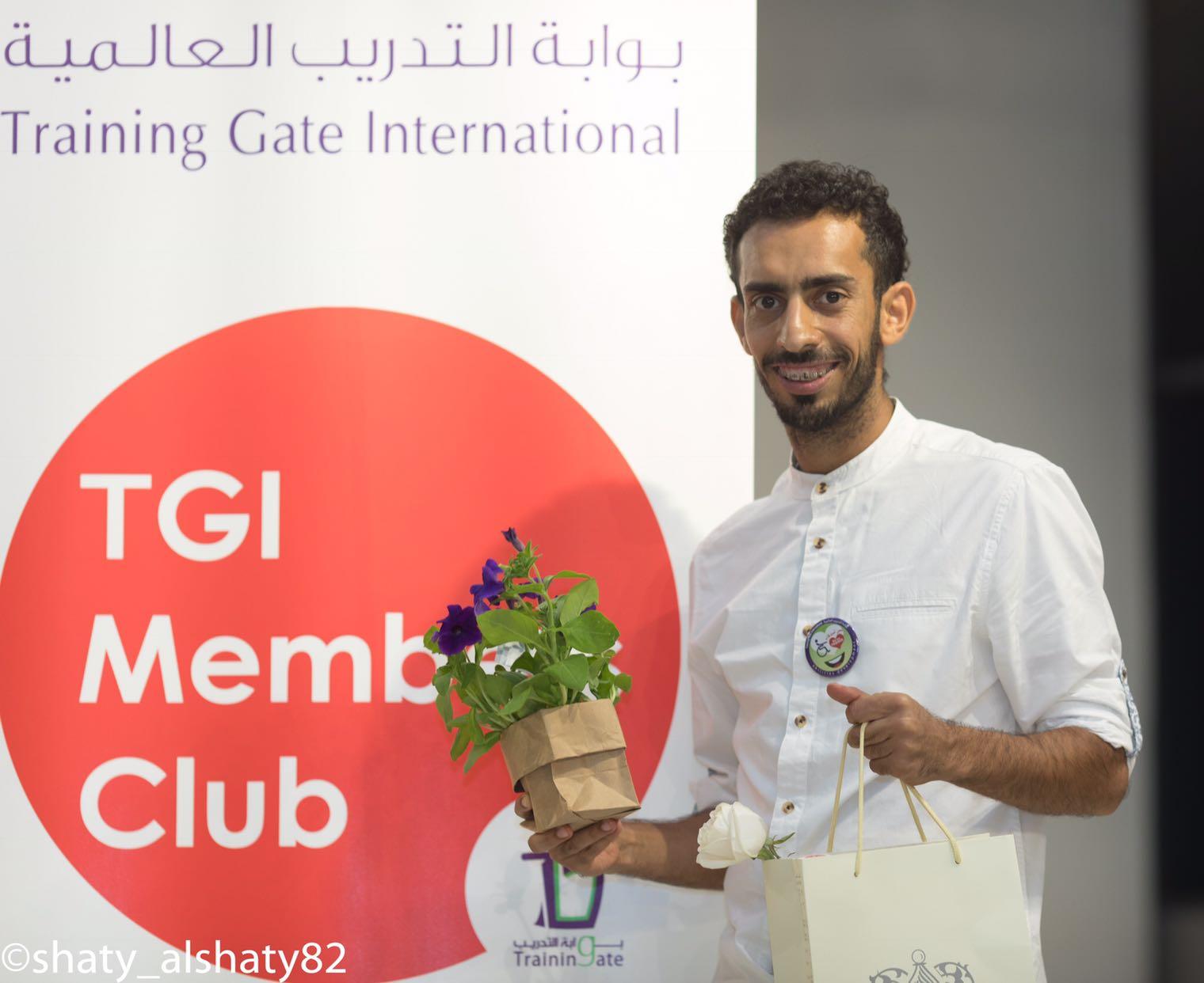 المشاركون يجتمعون داخل ورشة لنادي أعضاء TGI.